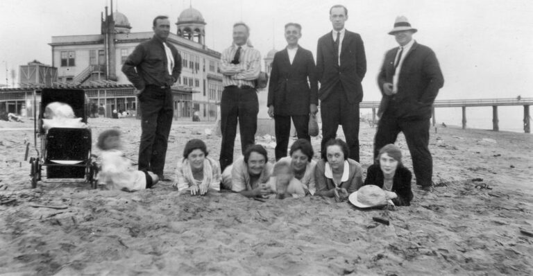 1920-SB-family-on-north-beach-latticework-in-bg-53046636_10157069053424253_4895239828028784640_o-1